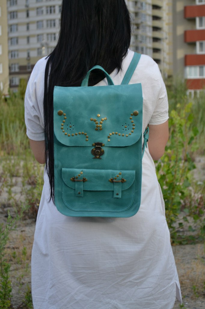 зелений шкіряний наплічник