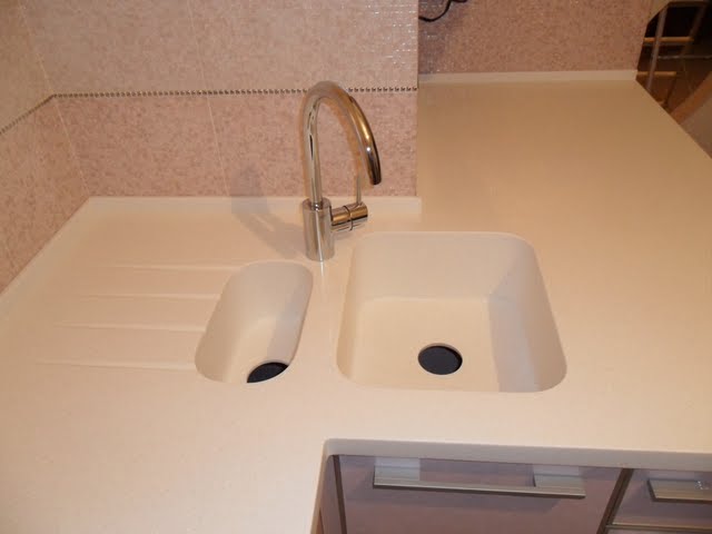 кухонна мийка зі штучного каменю