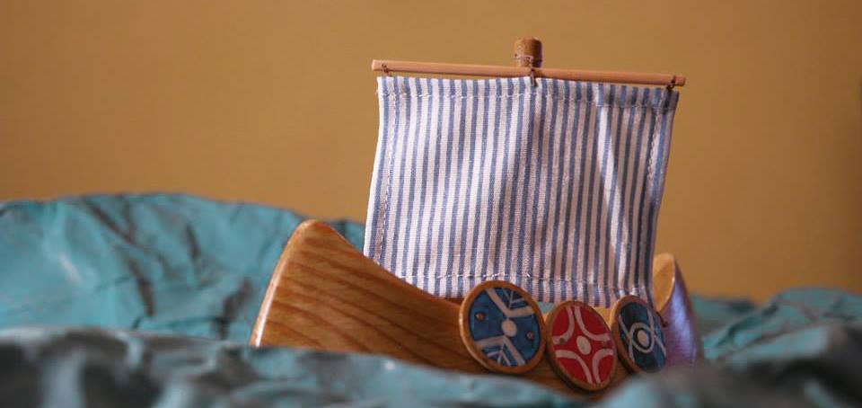 іграшковий кораблик