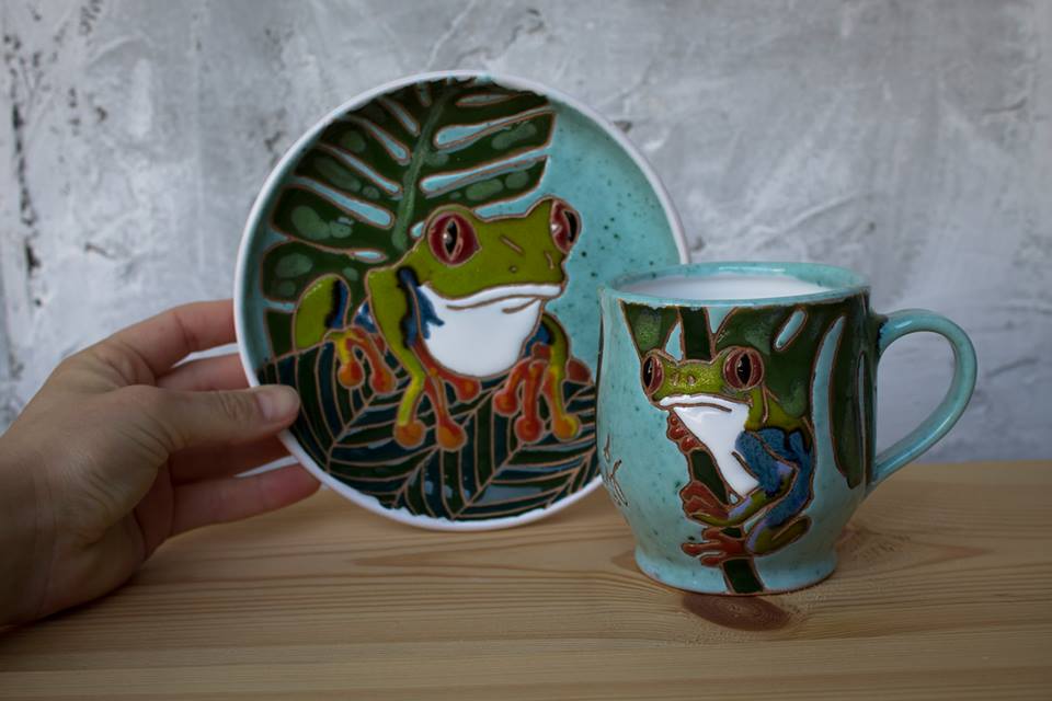 тарілка і чашка з жабкою