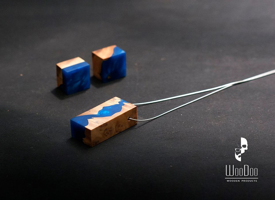 кулон і сережки з дерева